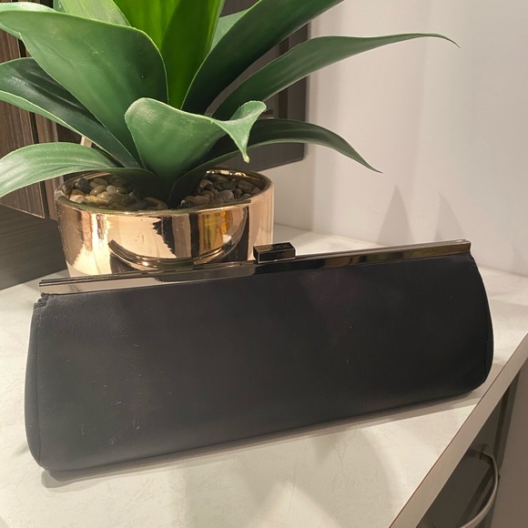 4 Clutch purses perfect for the season ! - Picture 4 of 5